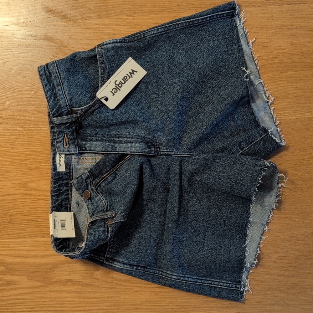 NWT Wrangler shorts - size 28!